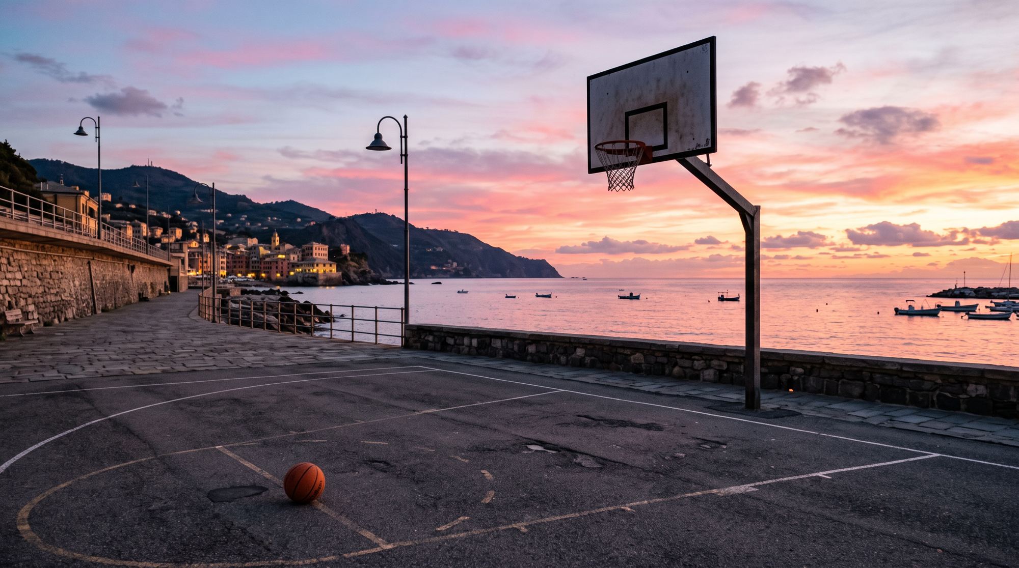 Canestro sul lungomare al tramonto