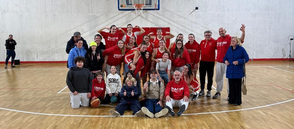 La squadra femminile con famiglie e tifosi al PalaBiagini