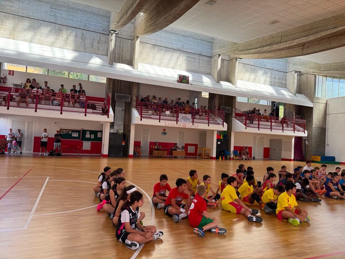 Bambini del minibasket al palazzetto